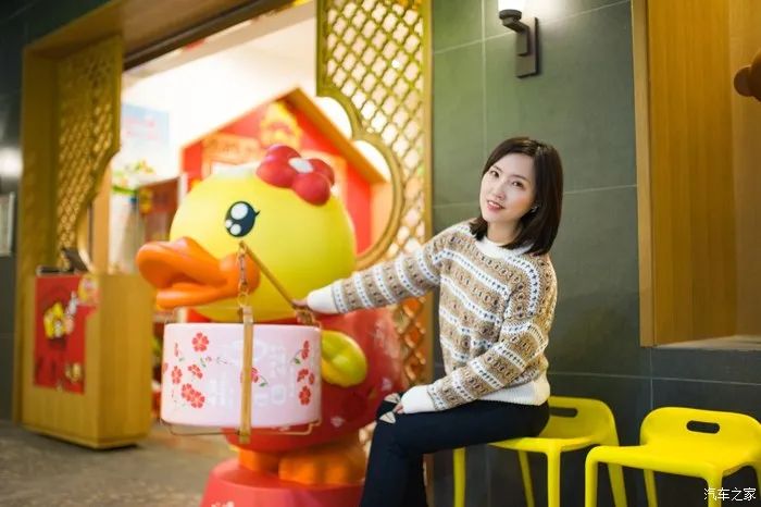 萌化少女心！驾高尔夫享受冬日暖阳