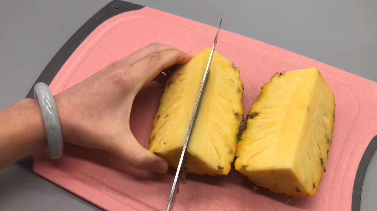 凤梨怎么削皮(今天才知道,切菠萝的好方法,不用削皮不挖眼,真是太省事
