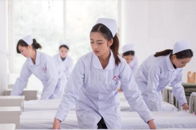 985护理系招生遇冷？分数线一降再降都招不到生，遭到网友嘲讽