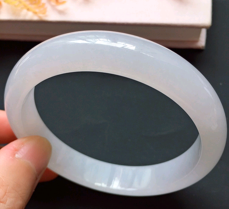 行家解密:白色糯种翡翠手镯一般多少钱?(碧玉和翡翠有什么区别) 第1张