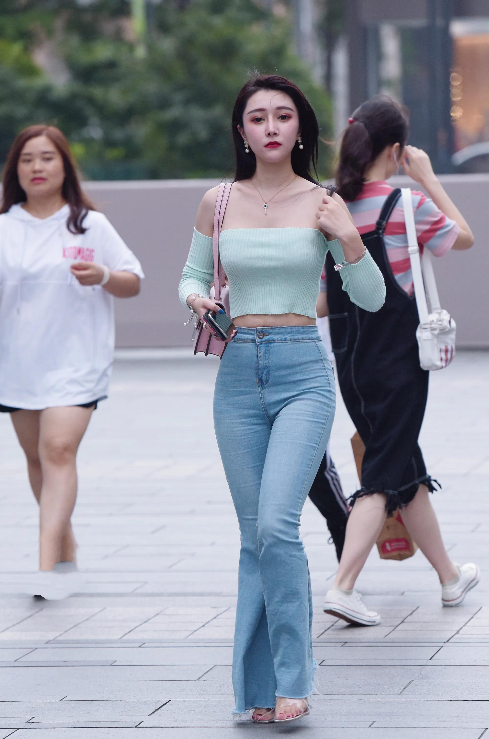 街拍美图 紧身牛仔裤穿搭的小姐姐