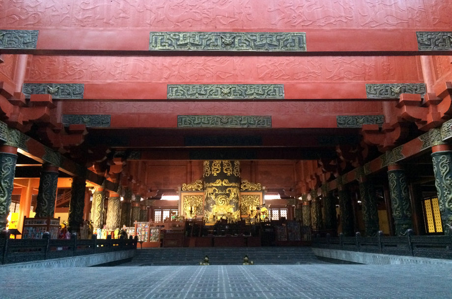 秦王宫是根据秦朝 咸阳 宫1号宫遗址仿建而成,主殿"四海归一殿"气势