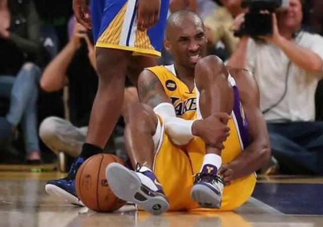 科比跟腱断裂日期（NBA令人遗憾的瞬间：科比跟腱断裂令人心酸，邓肯错失良机拍地板）-趣拿体育