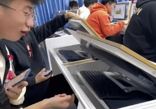 为学生“量身定做”新型课桌，家长们很开心，但学生们开心不起来