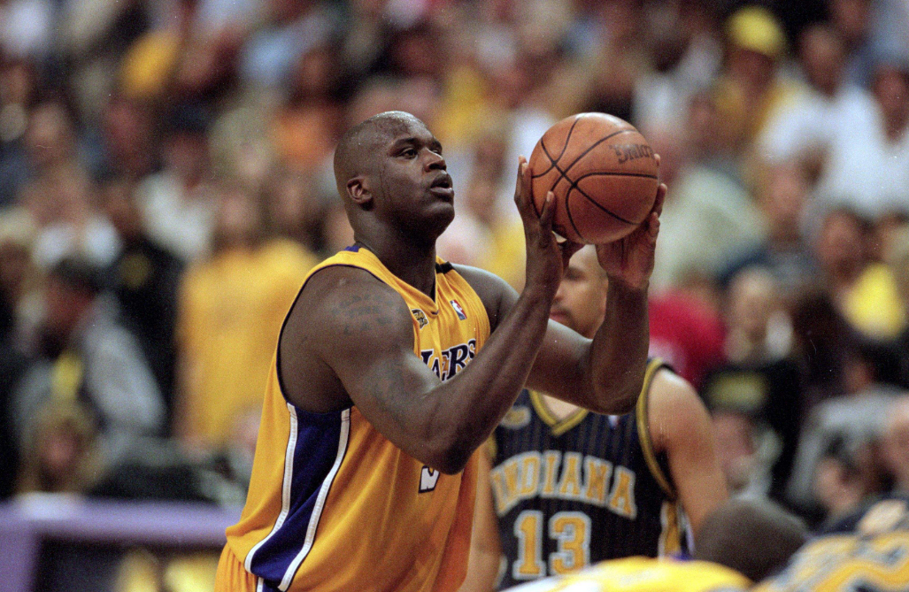 巴特尔奥尼尔合照（当年奥尼尔被巴特尔单手拽倒，两人为何没起冲突？原因很简单）