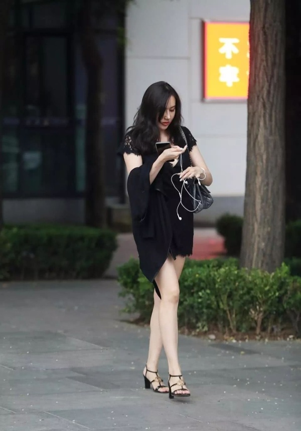 街拍：蕾丝连衣裙＋高跟凉鞋，不一样的性感魅力！