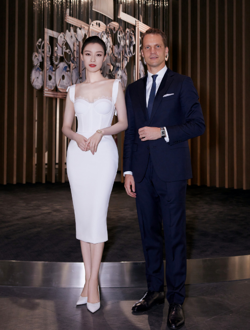 倪妮红毯惊艳亮相，臀线如车标般锐利，不愧为行走的时尚名片