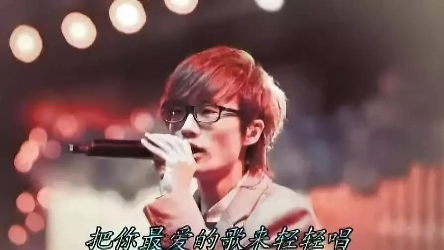 随着非主流时代坠落的巨星，“过气歌手”许嵩凭什么被央视狂赞