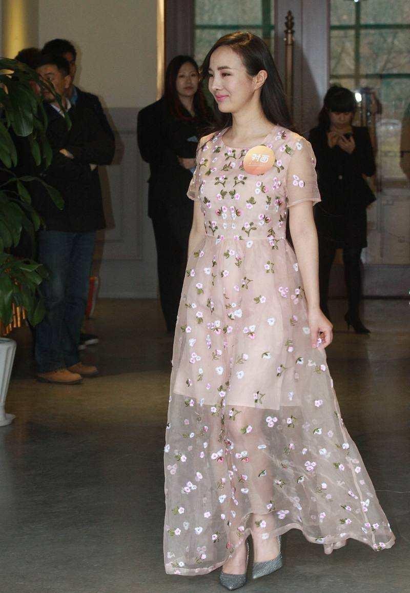 干露露也老了,穿透视蕾丝裙显得身材挺窈窕,但是脸有点僵