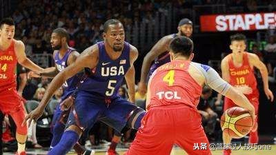 中美篮球(中美篮球力量差距多大？3图看“纹丝不动”的尴尬，詹皇力量碾压)