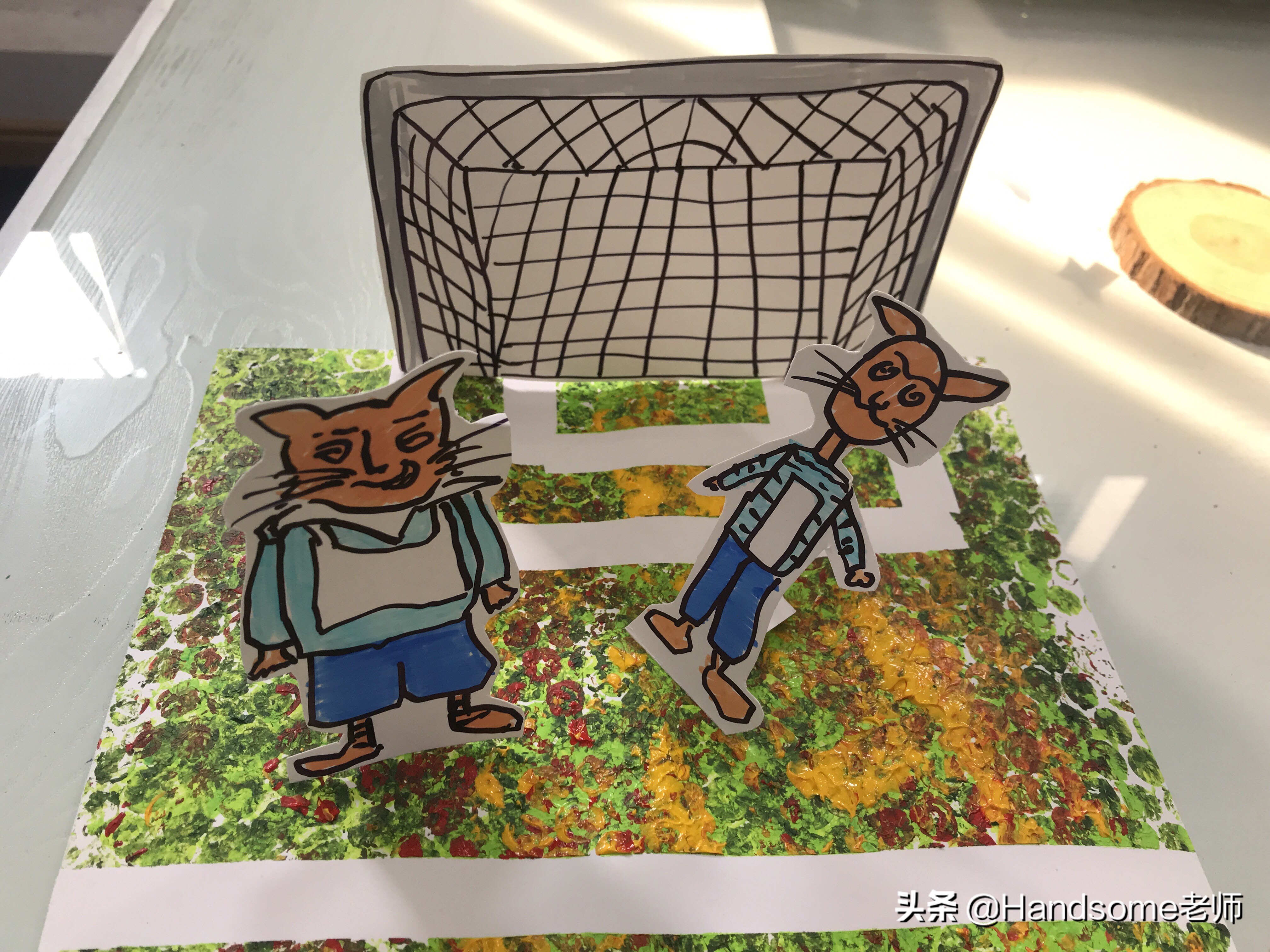 幼儿园小朋友画幼儿园的足球场图片(儿童创意美术教学：足球场创意画——《足球万岁》)
