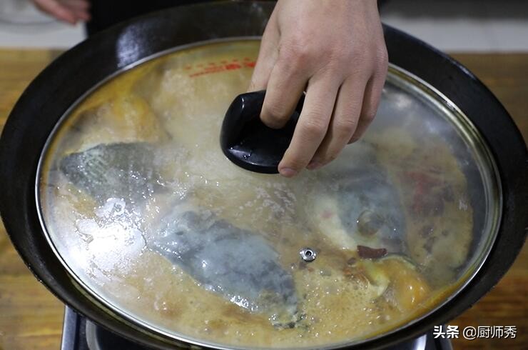 原来做鱼头泡饼这么简单，看看大厨的方法，鱼肉细嫩又不腥