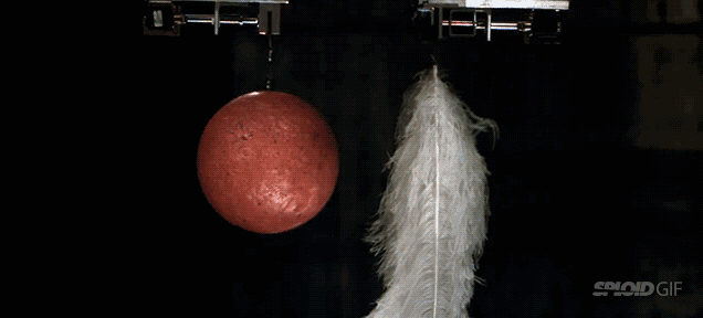 铁球和皮球同时落下谁先着地(比萨斜塔实验，如果考虑空气阻力，两球谁先落地？)
