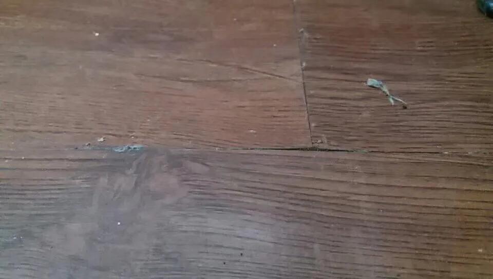 地板出现起拱，这样处理方便简单，而且还不求人