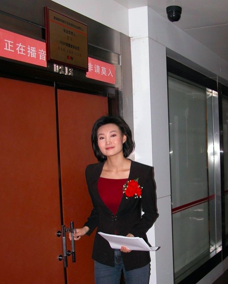 身高174李梓萌才是央视内部评出的第一美女，坚守岗位19年仍单身