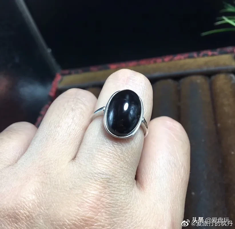 一条红蜜蜡,卖1万?玩友:咋瞅着像豆腐乳成精