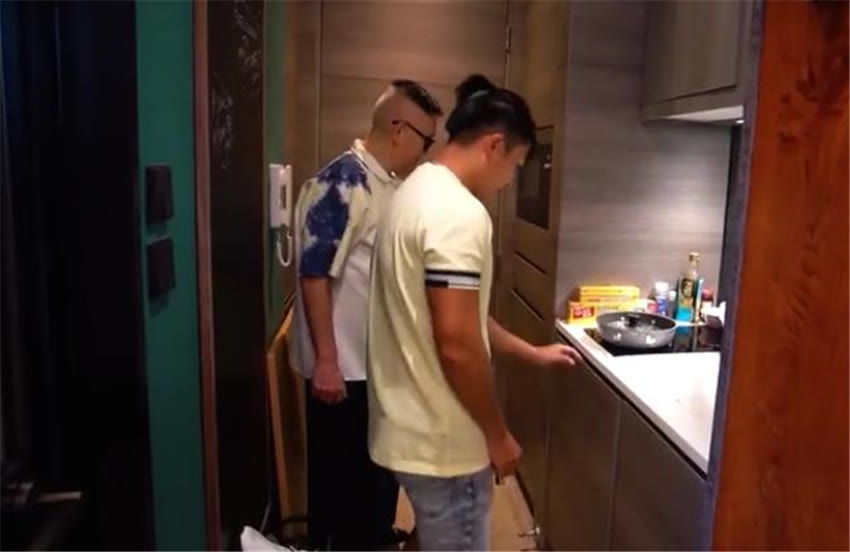 香港年轻人太拼了！蜗居10㎡房，开门上床厕所洗碗，阳台1㎡