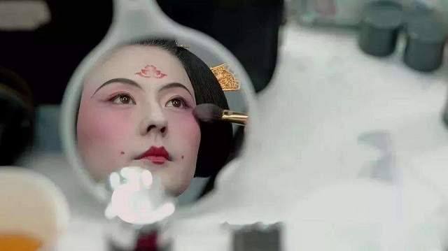 日本烟花女子74岁高龄仍站街，60年不间断拉客，却备受日本人尊重