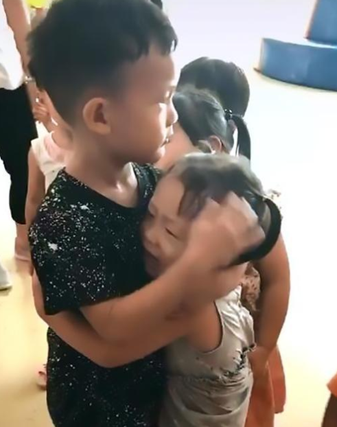 大班哥哥“慰问”刚入学的妹妹，现场画面暖心，网友：是个好哥哥
