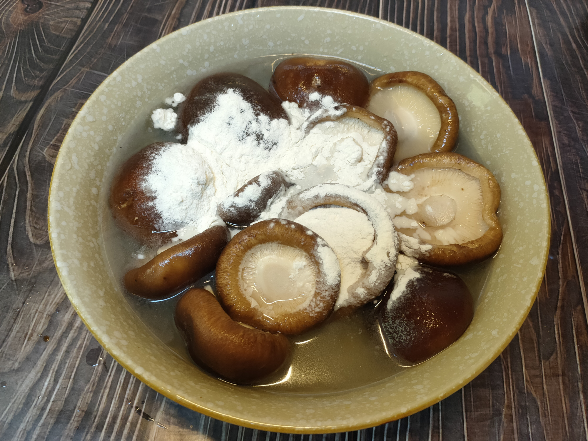 香菇怎么洗才干净(清洗香菇学会这方法脏东西自己跑出来)-735网