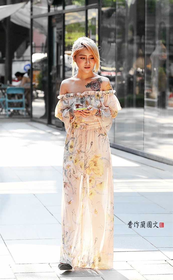街拍：用光影给自己的形象加分的美女