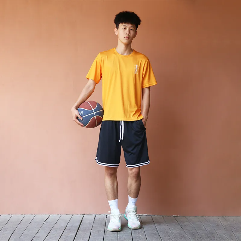 100元以下的篮球短裤(夏天打球装备：性价比高的篮球短裤，平时生活也能穿)