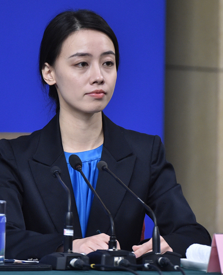 中国女翻译官燃爆了！中美交锋20分钟临场脱稿交传，太帅太牛