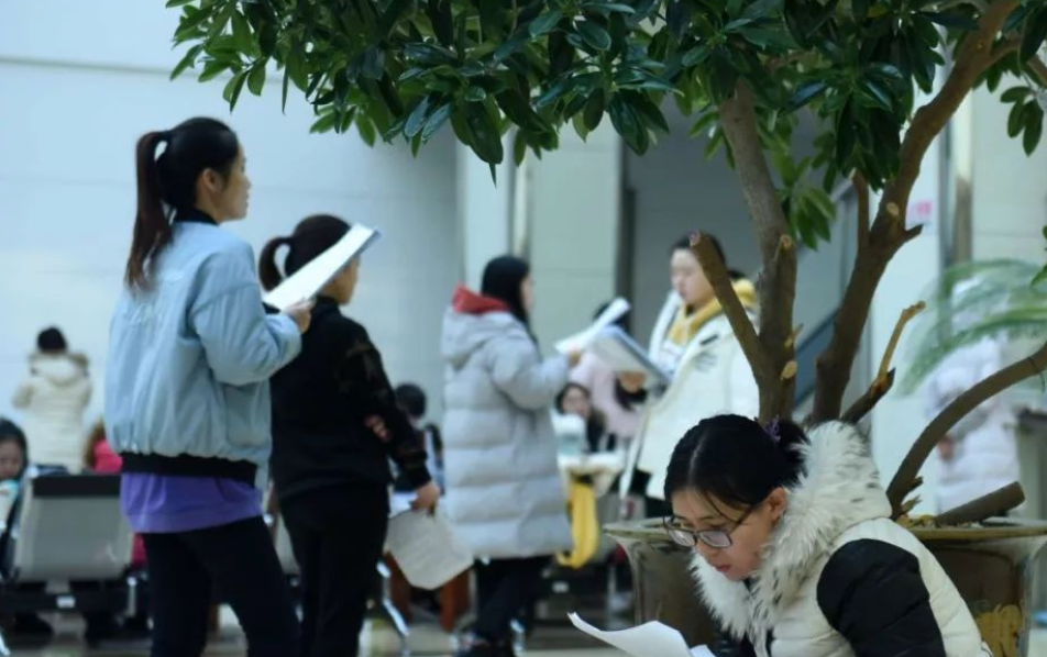 大学里“常常熬夜”的4类专业，学生吐槽比高三还累，你会学哪个