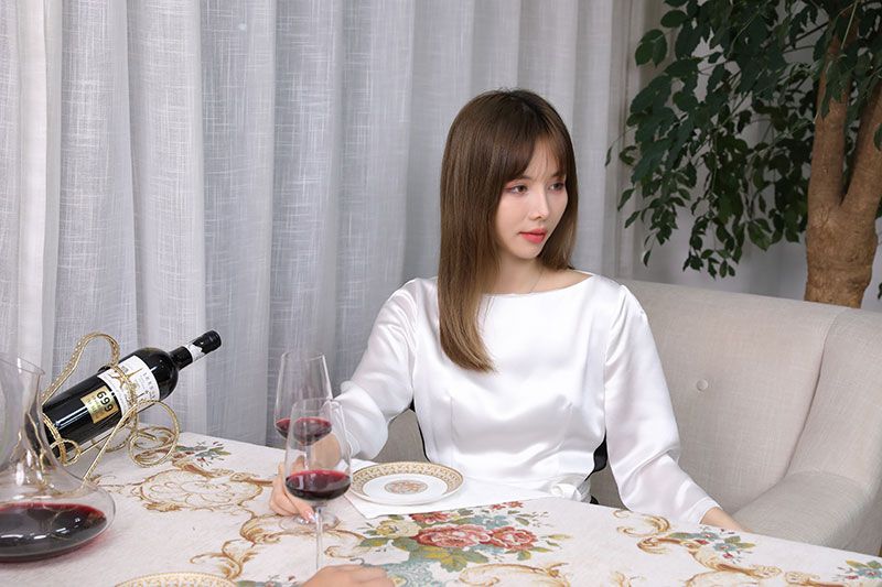 雷盛红酒女孩莹莹：如何选择一瓶好的葡萄酒？