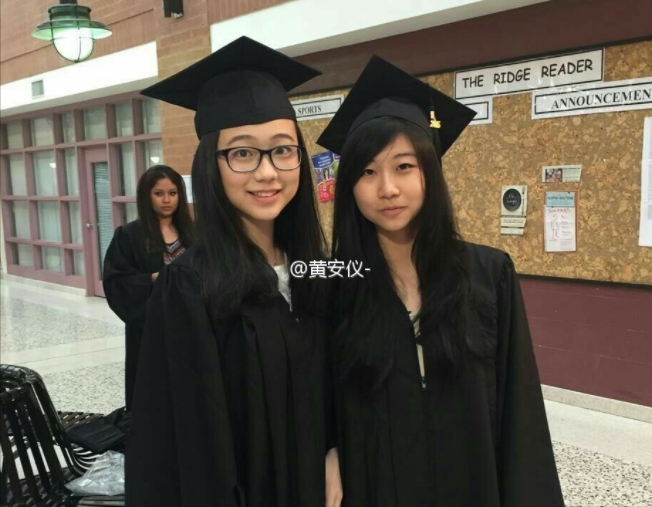 但因为两人身高差距,显得黄安仪像个小萝卜头.