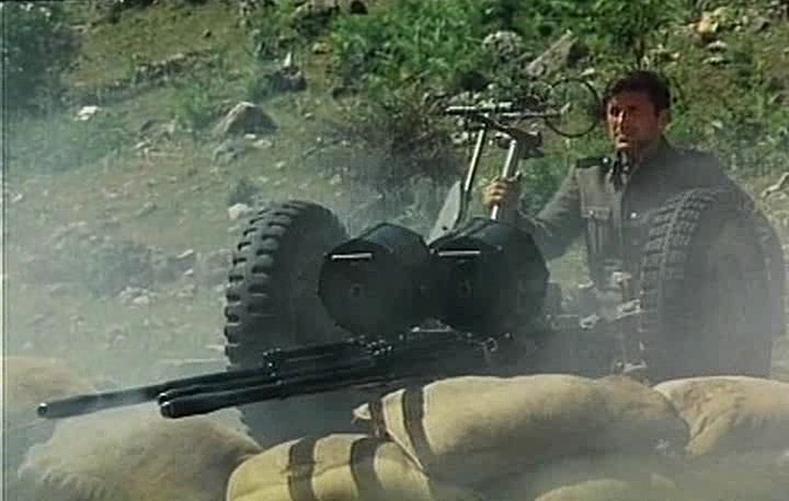 南斯拉夫战争电影《桥》：人手一支MP40，三联高射炮完美穿越