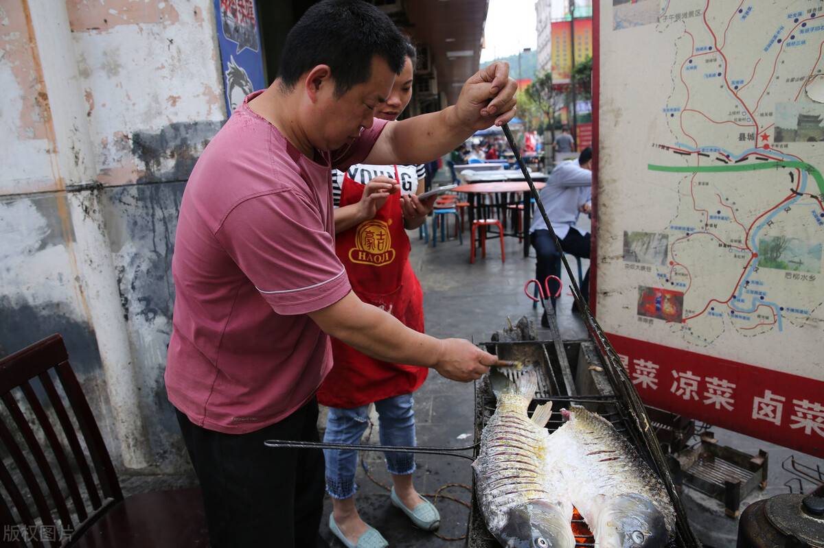 万州师傅开烤鱼店，喝啤酒送烤鱼，反而年赚100万，套路交给你