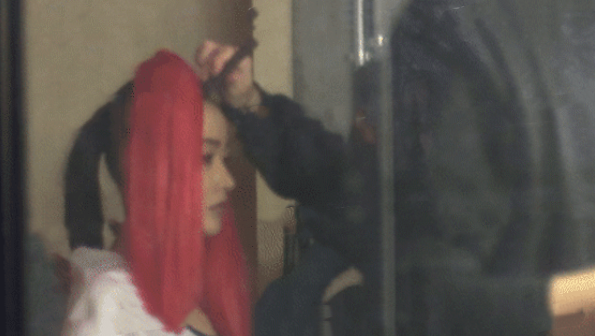 张天爱穿吊带大秀好身材，妆发遭吐槽太雷人，网友评价全靠颜值撑