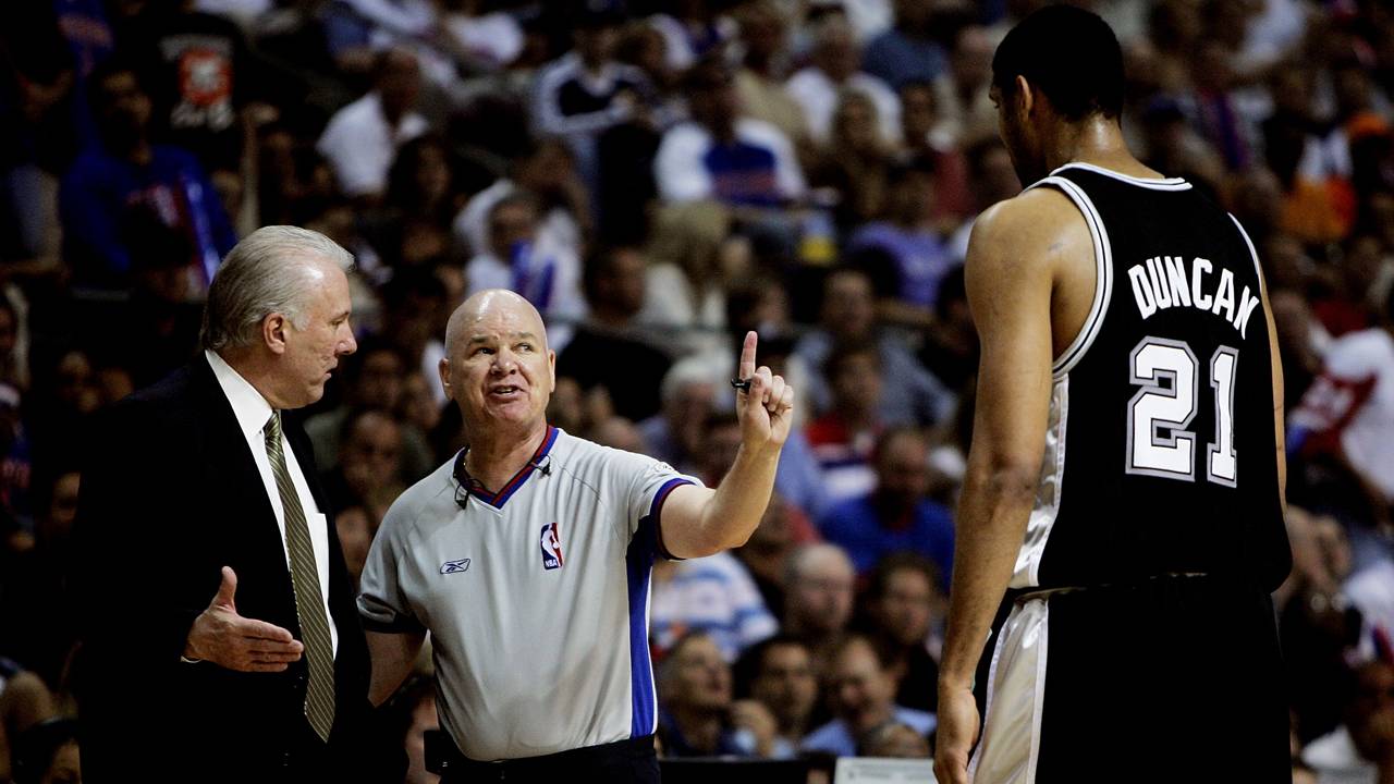 nba裁判为什么会吹哨(NBA裁判也有脑抽乱吹哨瞬间 这五次技术犯规正常人真没法理解)