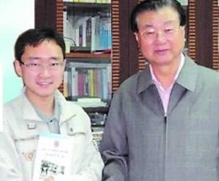 高考生“甲骨文”作文，难倒众老师，被985破格录取却沦为小丑