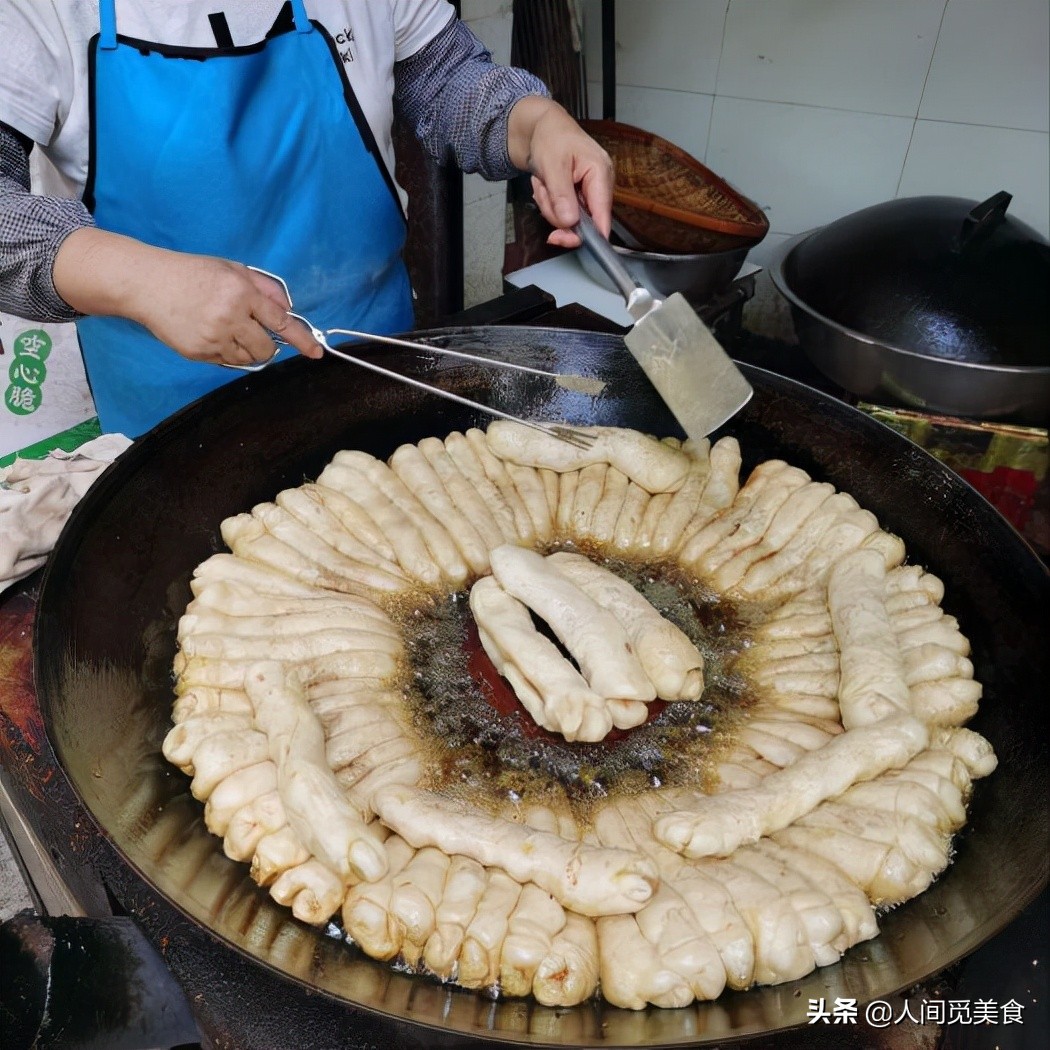 汉中没有招牌名字的早餐店，1.5元1个出锅就抢光，外地人却吃不惯