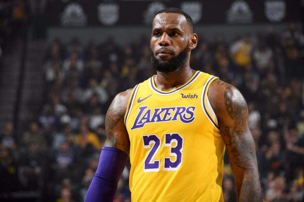 为什么nba球星说话捂嘴(NBA球星的“脑残”行为：麦基给对手发球，替补席纷纷捂嘴笑)