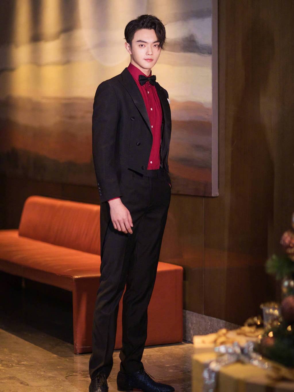 篮球世界杯穿红衣服的是谁(许凯现身篮球世界杯,红衣造型惊艳,果然腿