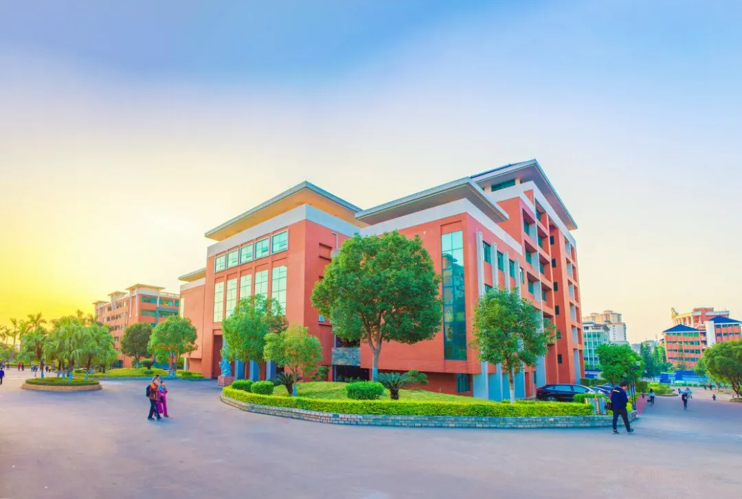 考生关注:宝，成绩出来啦!广州华立科技职业学院送你一份报考指南