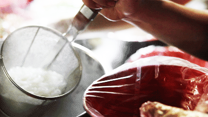 这家晚上10点半才开摊的烧鸭粉！还没开摊就有人在排队