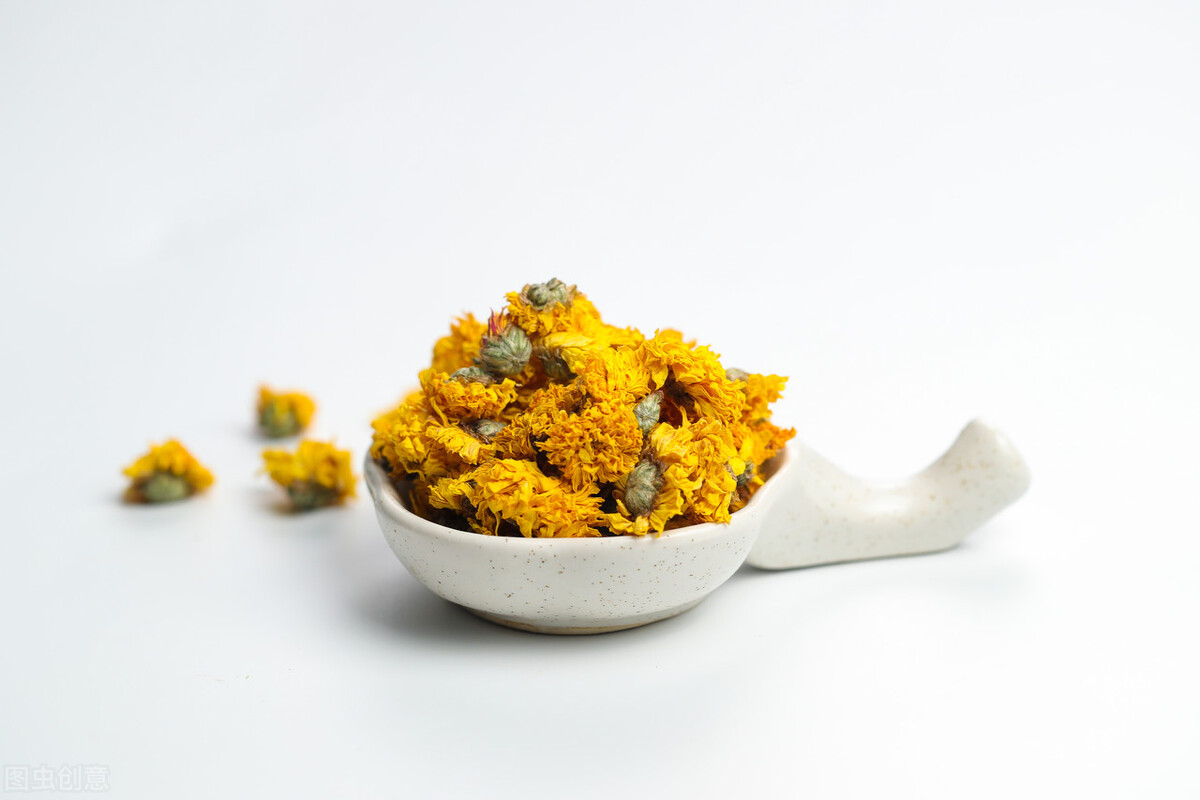 肝火怎么清最见效？一杯菊花水，眼睛干涩、红肿、红血丝通通赶跑