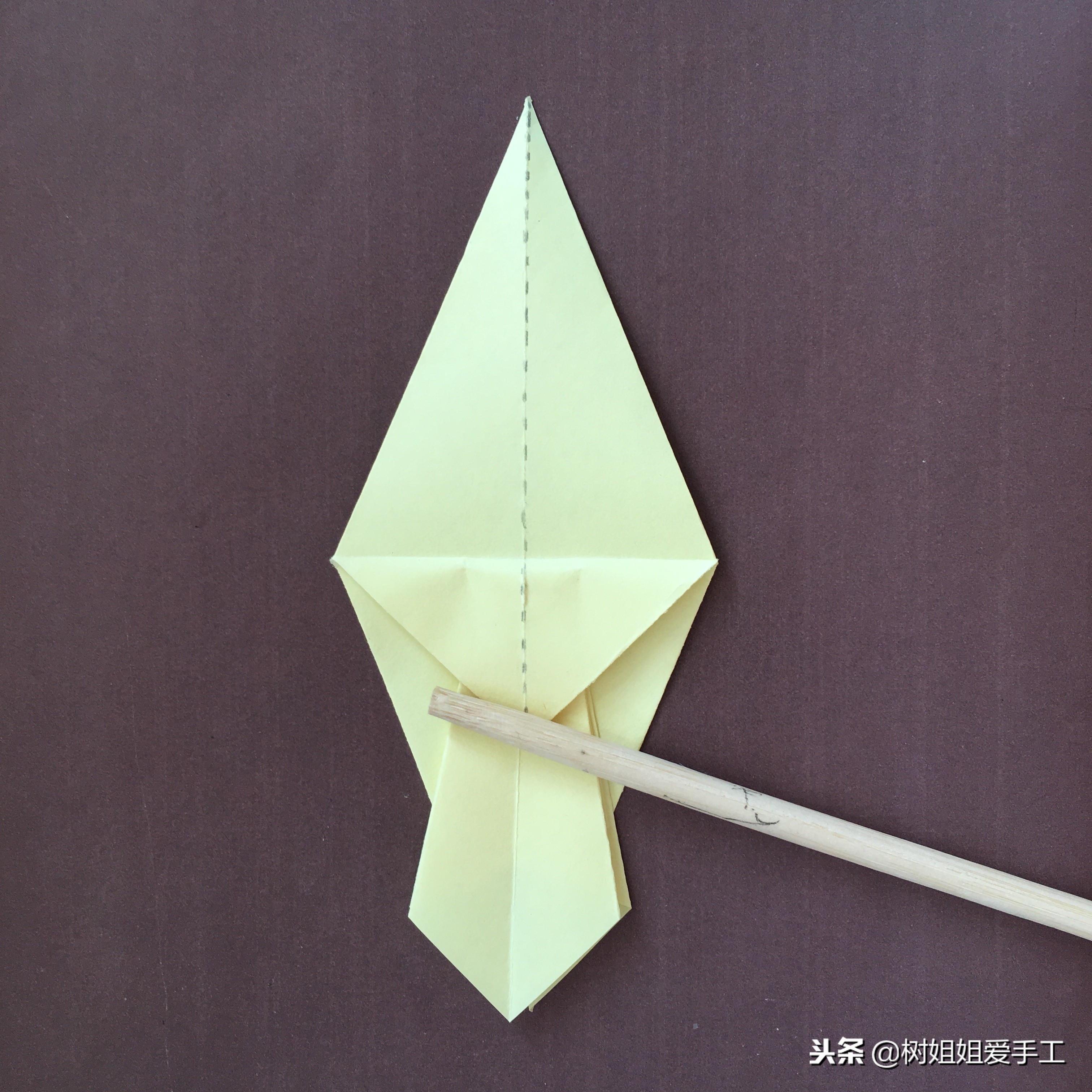 亲子手工：1张正方形折出开屏孔雀的方法