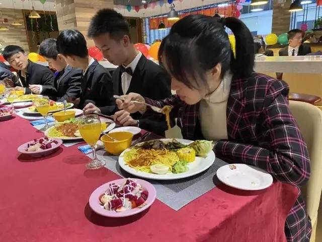 某中学“真香”奖励：校领导端盘上菜，这群娃儿真的是靠实力吃肉