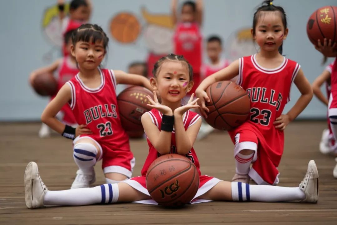 中班打篮球视频(大写的服！成都这所幼儿园的小朋友把篮球“玩出了花”)