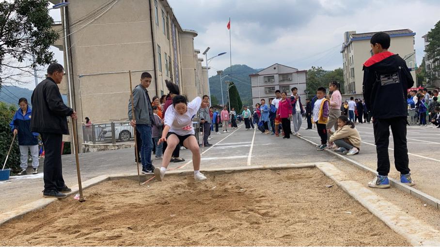 雙峰縣杏子中學(xué)田徑運(yùn)動(dòng)會(huì):寒風(fēng)中揮灑青春(圖4) 雙峰縣杏子中學(xué)田徑運(yùn)動(dòng)會(huì):寒風(fēng)中揮灑青春(圖4)