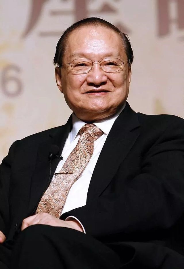 3年前金庸逝世，书迷自发赶到医院，次子捧遗像送父亲最后一程