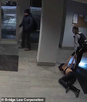 被加拿大警察暴力执法的华人女生：一直噩梦不断，希望踩头女警被革职；皇家骑警：涉事女警已被调到行政岗