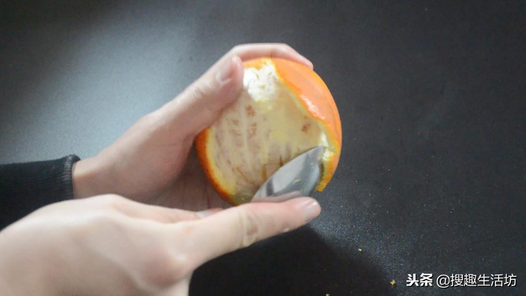 谁还用手剥橙子，果农教你一招这样剥橙子，既完整又干净还不脏手
