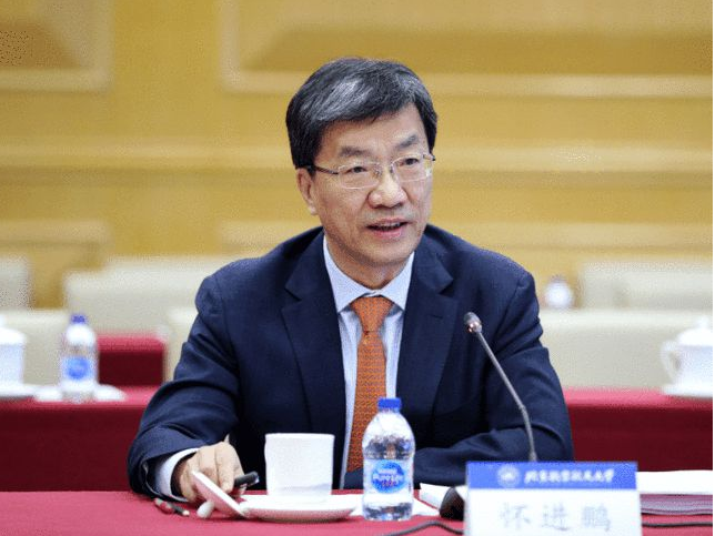 新任教育部长认为，要与艺术为友提高学生综合素质，家长直呼太难