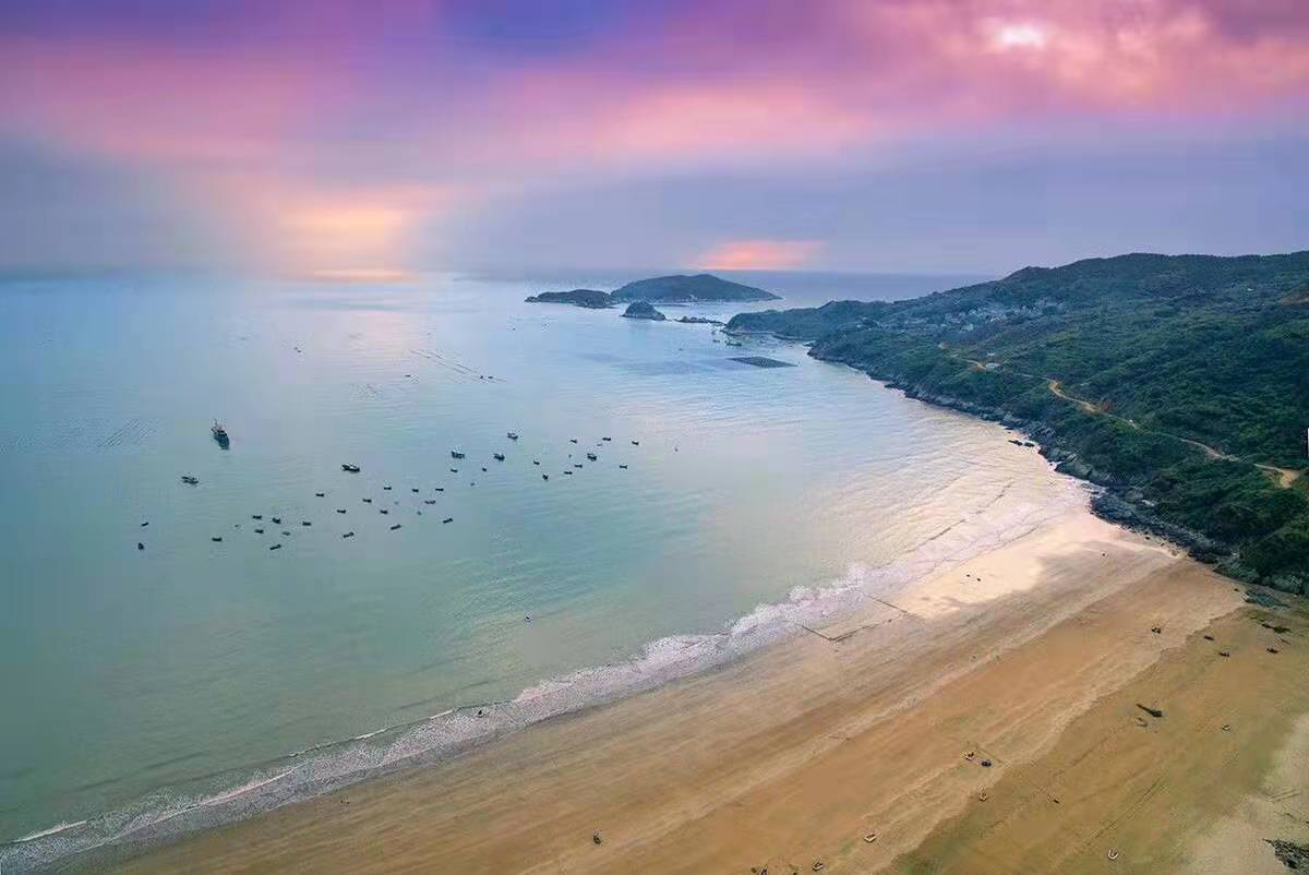 这个夏天我们一起去看海，让烦恼随海风飘远，抚慰冗杂的心